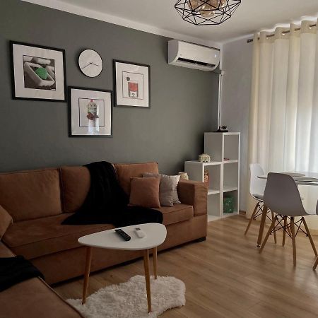 Luel Central Apartament Tirana Exteriör bild