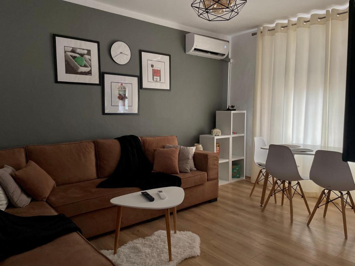 Luel Central Apartament Tirana Exteriör bild
